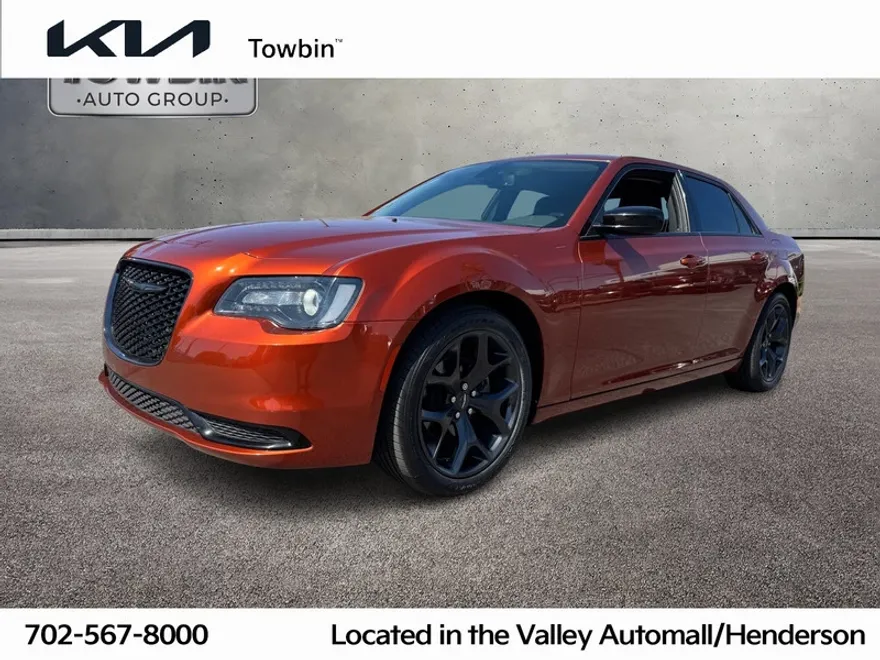 2021 Chrysler 300 Touring photo 1