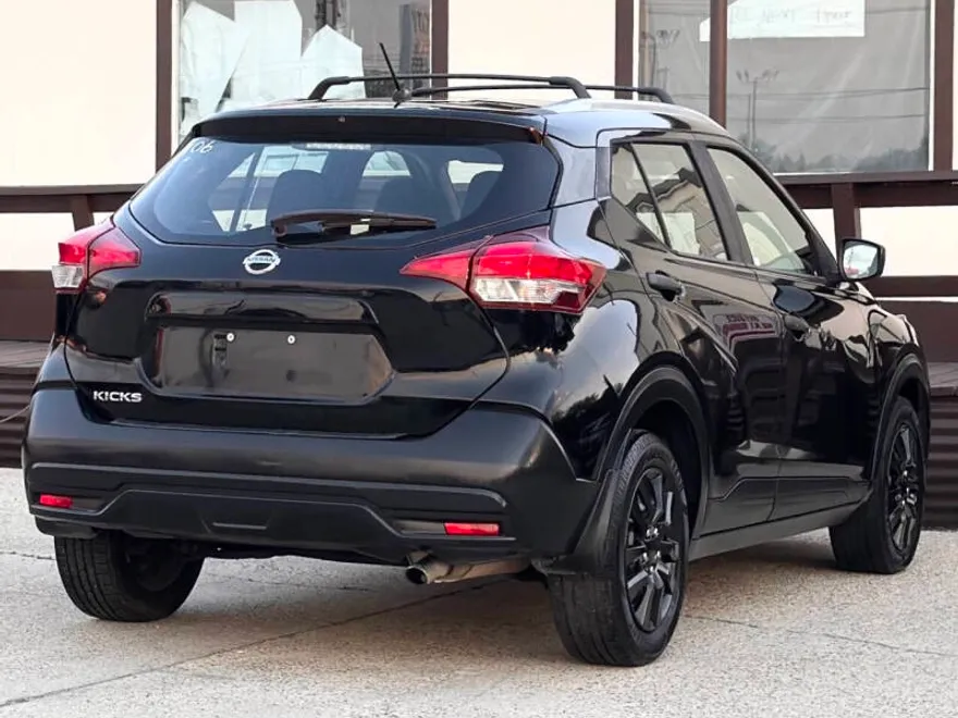 2018 Nissan Kicks S photo 1
