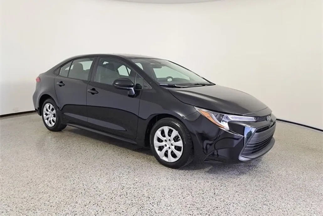 2025 Toyota Corolla LE photo 1