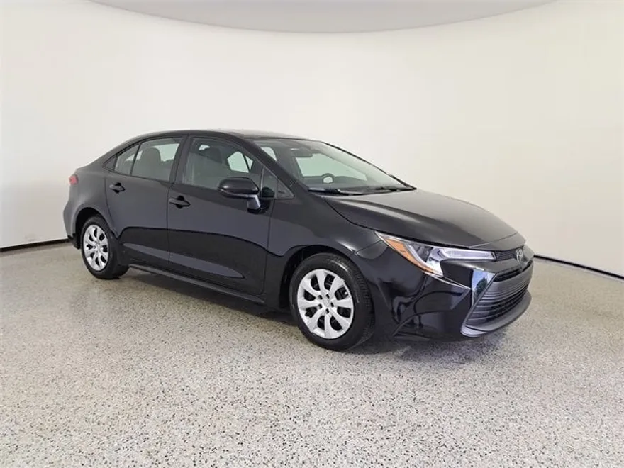 2025 Toyota Corolla LE photo 1