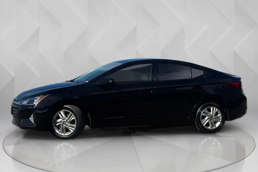 2020 Hyundai Elantra SEL photo 1
