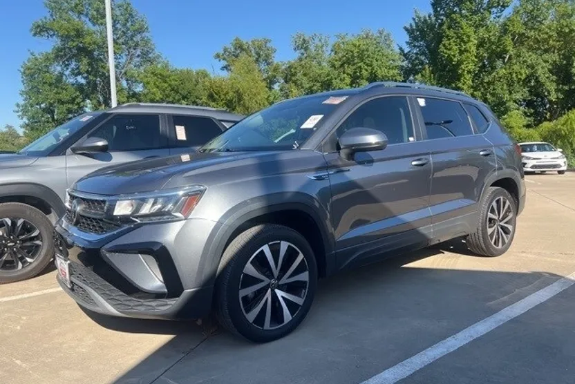 2022 Volkswagen Taos SE photo 1