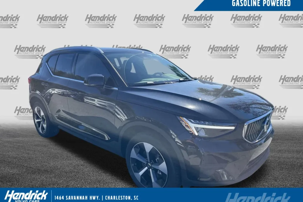 2025 Volvo XC40 Core photo 1
