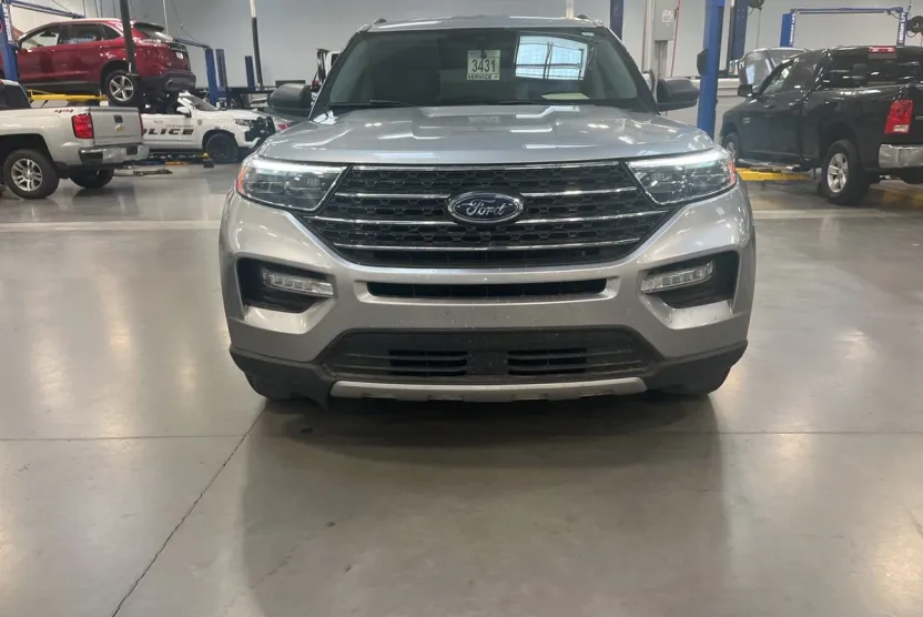 2023 Ford Explorer XLT photo 1