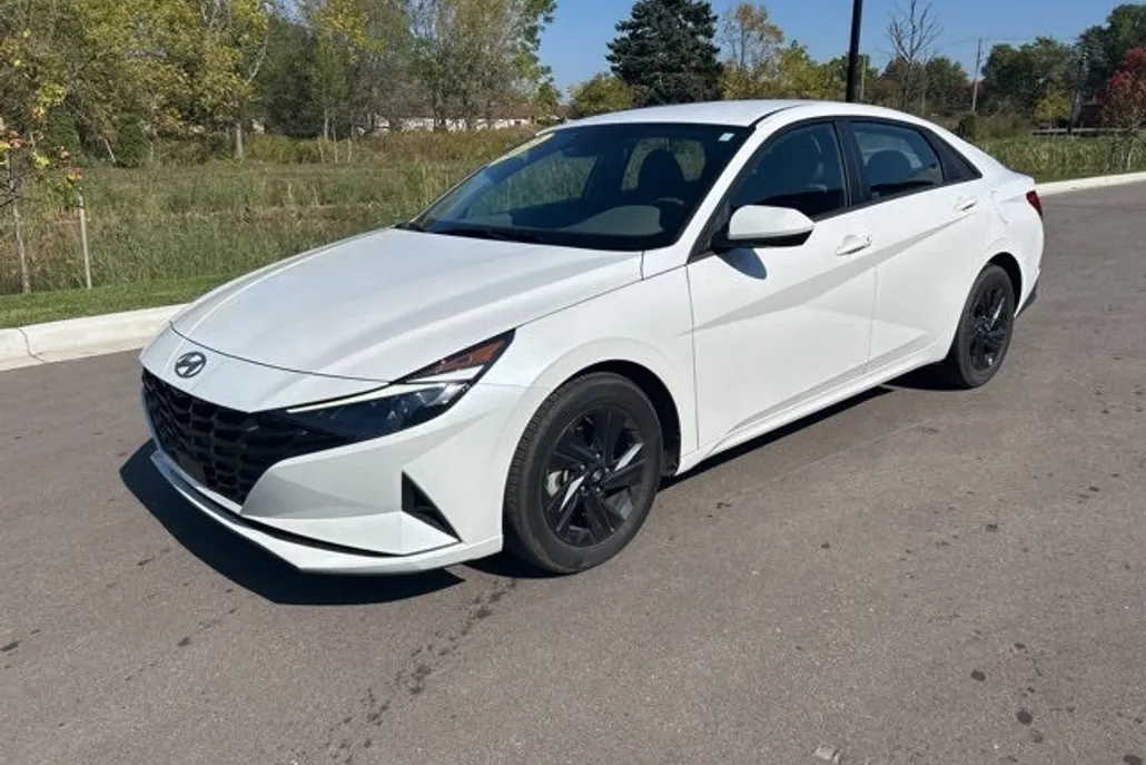 2022 Hyundai Elantra SEL Convenience photo 1