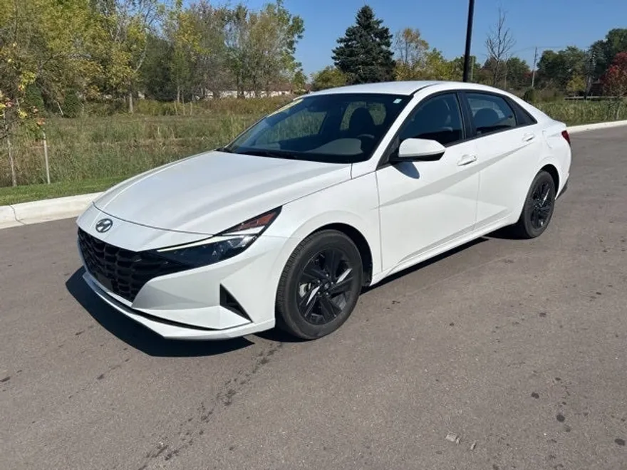 2022 Hyundai Elantra SEL Convenience photo 1