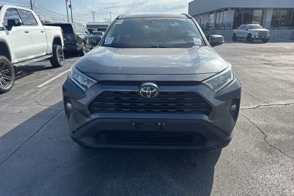 2021 Toyota RAV4 XLE photo 1