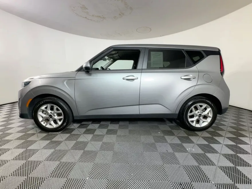 2024 Kia Soul LX photo 1