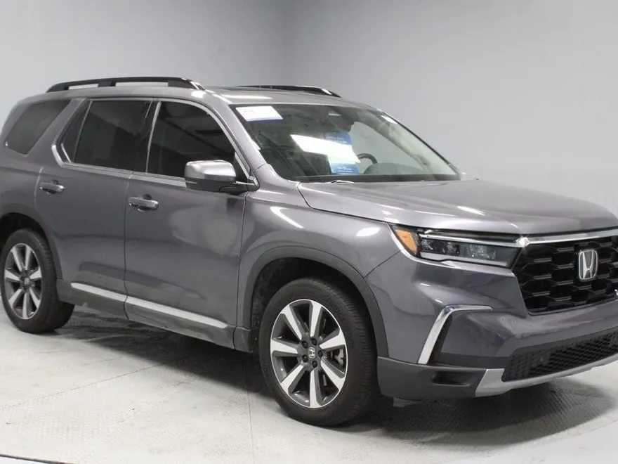 2023 Honda Pilot Touring photo 1