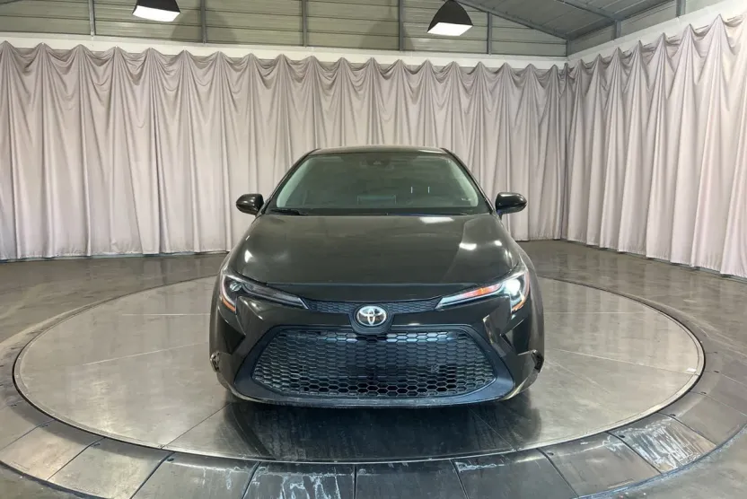 2020 Toyota Corolla LE photo 1