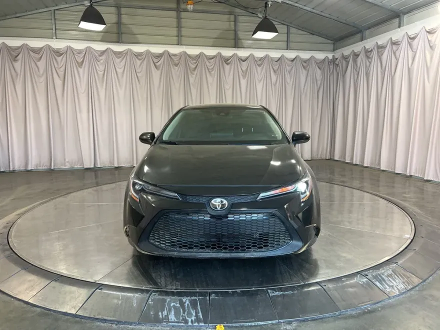 2020 Toyota Corolla LE photo 1