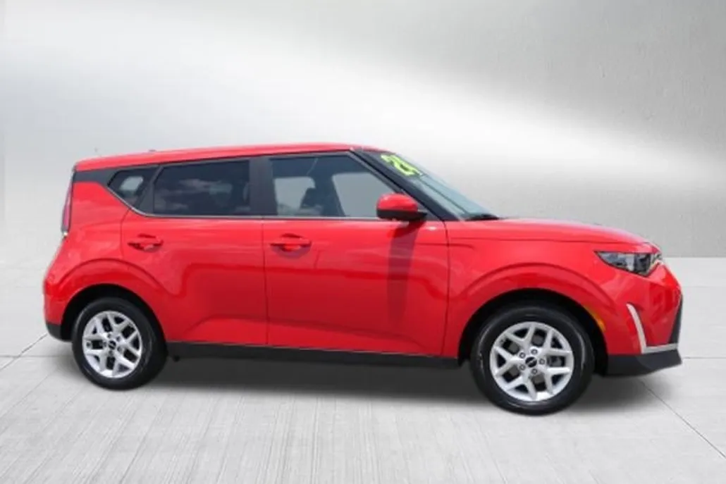 2024 Kia Soul LX photo 1