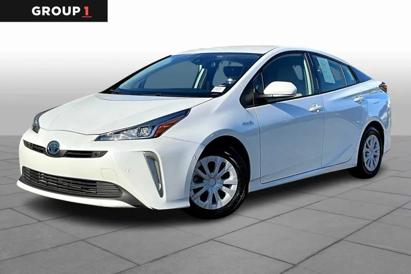 2022 Toyota Prius LE photo 1