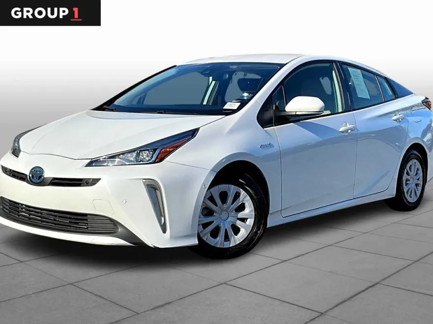 2022 Toyota Prius LE photo 1