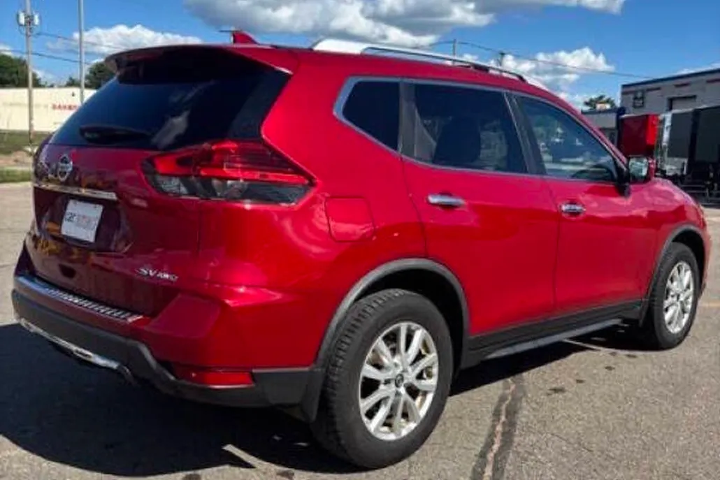 2017 Nissan Rogue SV photo 1