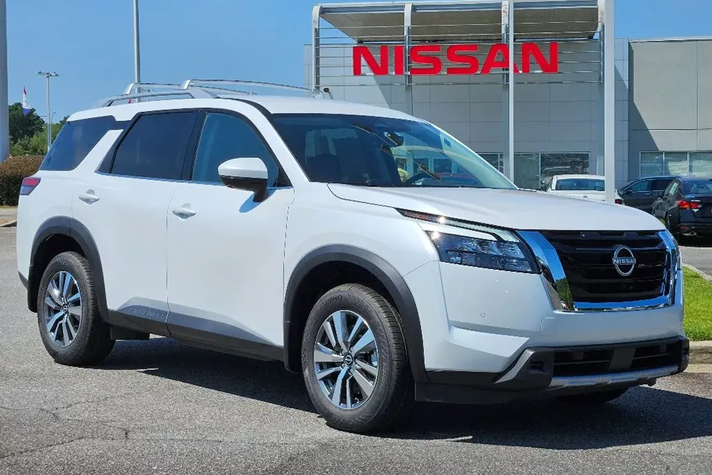 2025 Nissan Pathfinder SL photo 1