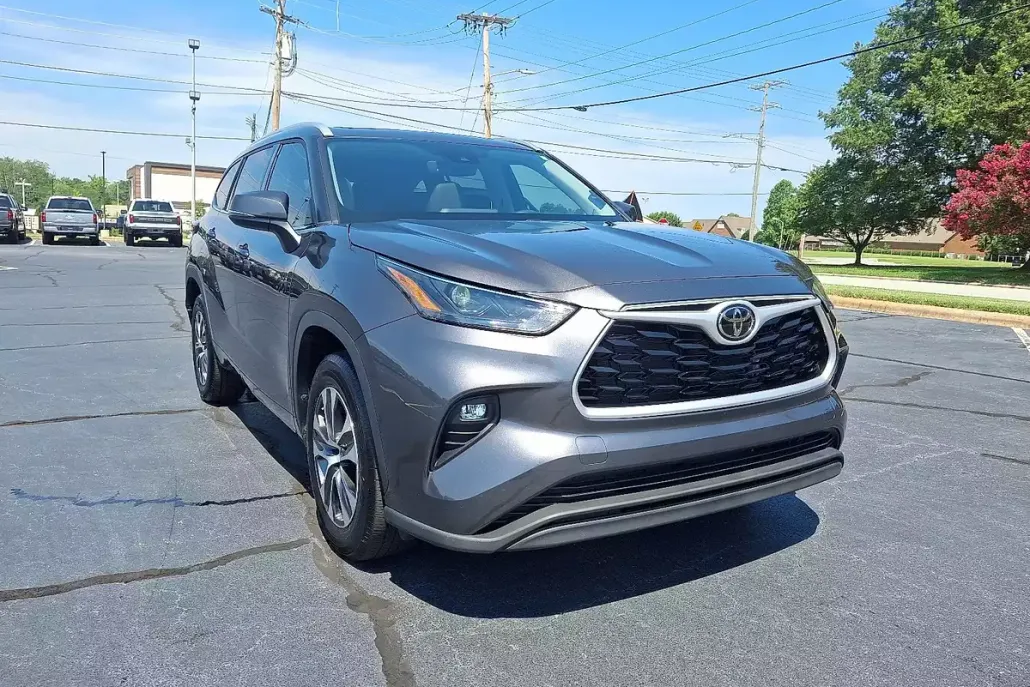 2022 Toyota Highlander XLE photo 1