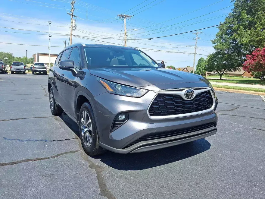 2022 Toyota Highlander XLE photo 1