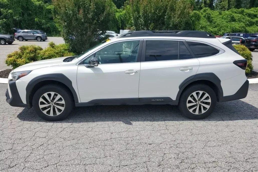2023 Subaru Outback Premium photo 1