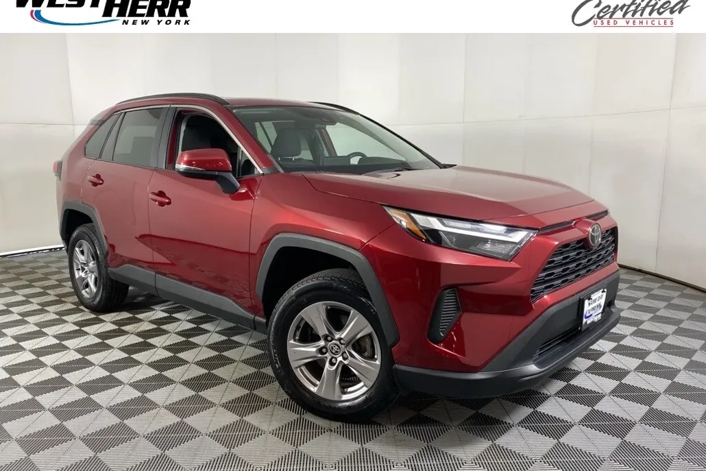 2022 Toyota RAV4 XLE photo 1