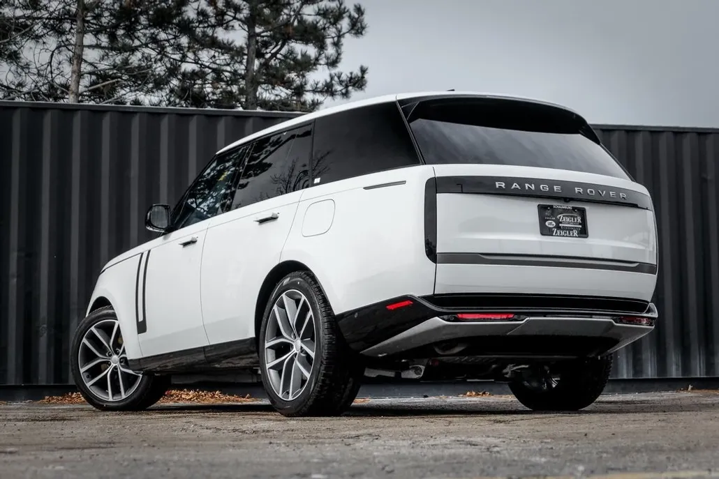 2025 Land Rover Range Rover SE photo 1