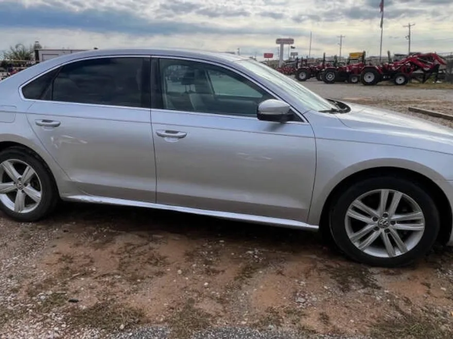 2013 Volkswagen Passat TDI SE photo 1