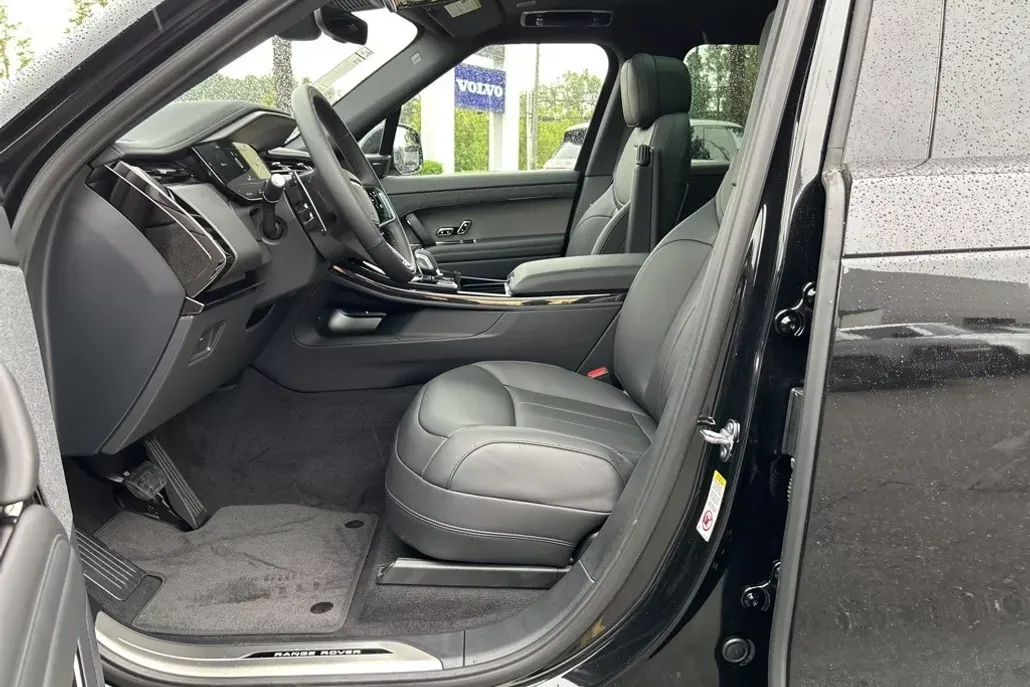 2025 Land Rover Range Rover Sport SE photo 1