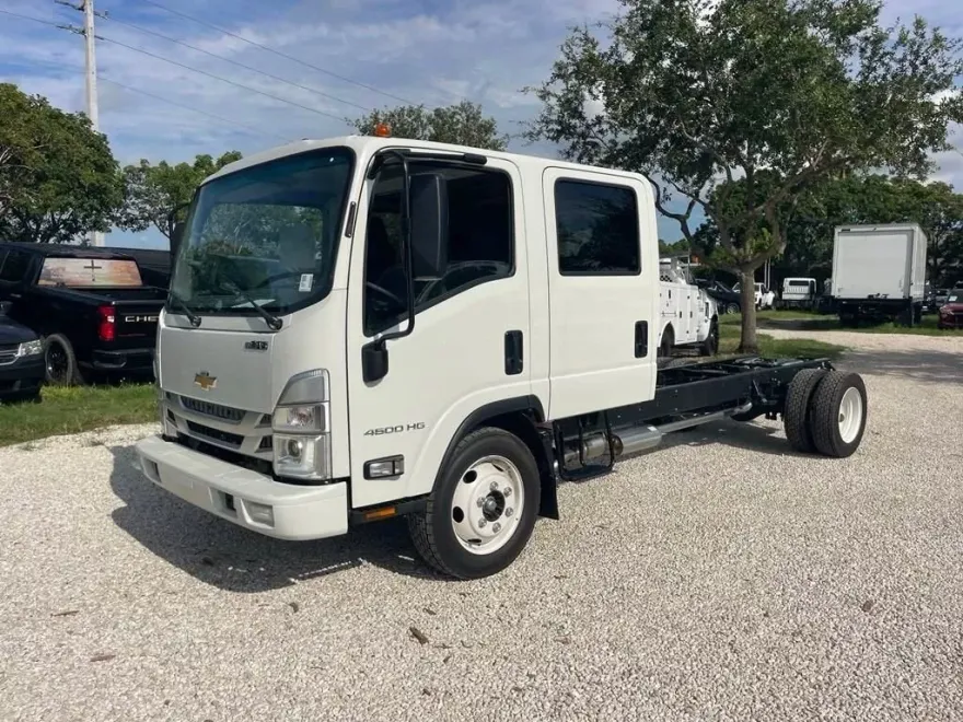 2024 Chevrolet Silverado 4500HD photo 2