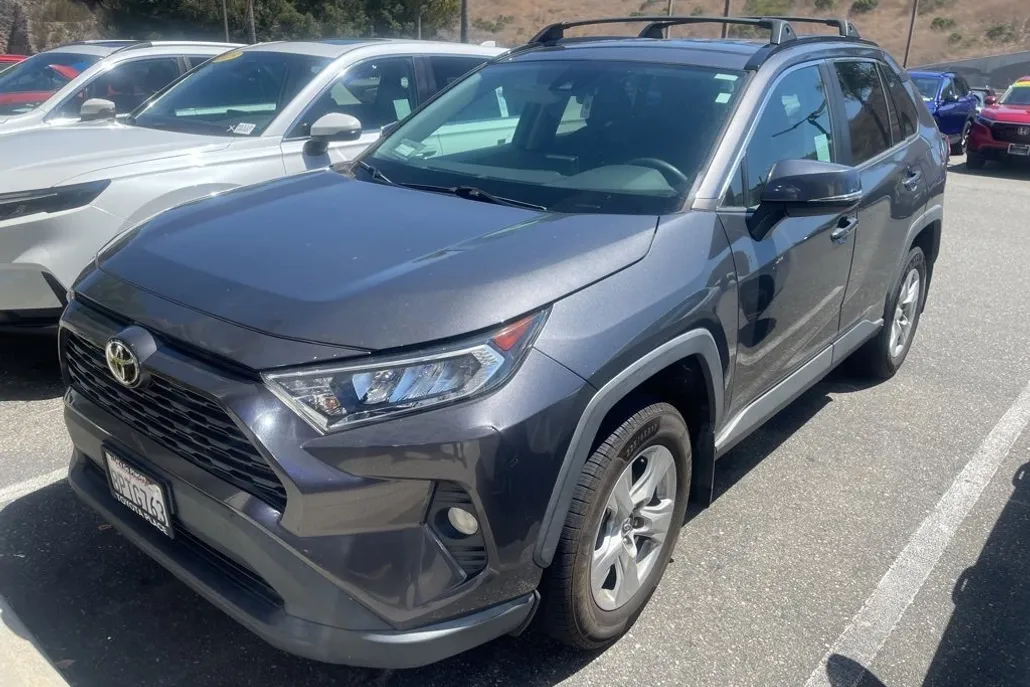 2020 Toyota RAV4 XLE photo 1