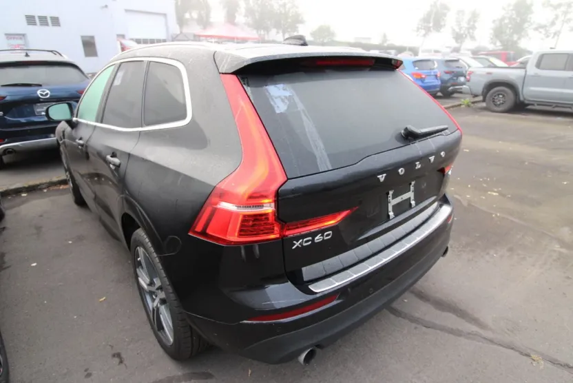 2021 Volvo XC60 T6 Momentum photo 1