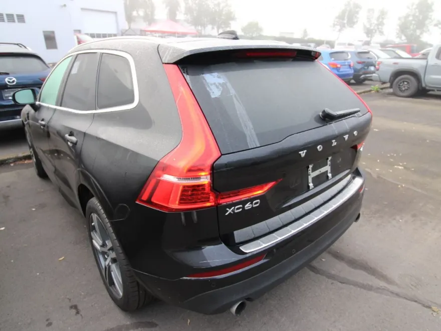 2021 Volvo XC60 T6 Momentum photo 1