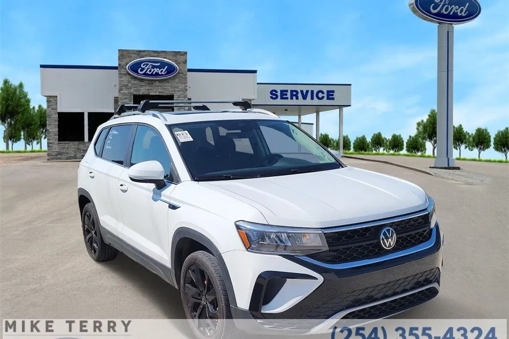 2023 Volkswagen Taos SE photo 1
