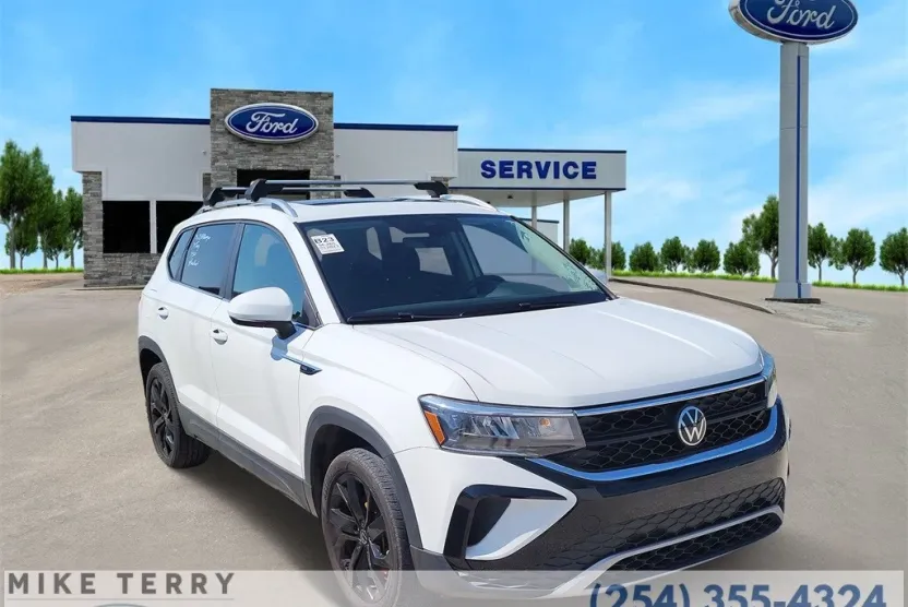 2023 Volkswagen Taos SE photo 1