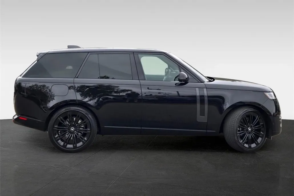 2023 Land Rover Range Rover SE photo 1