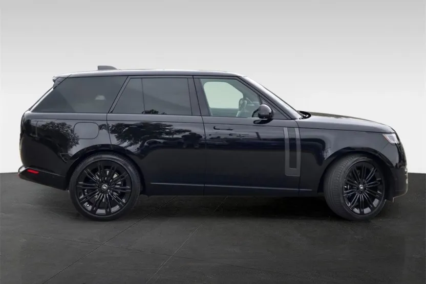2023 Land Rover Range Rover SE photo 1
