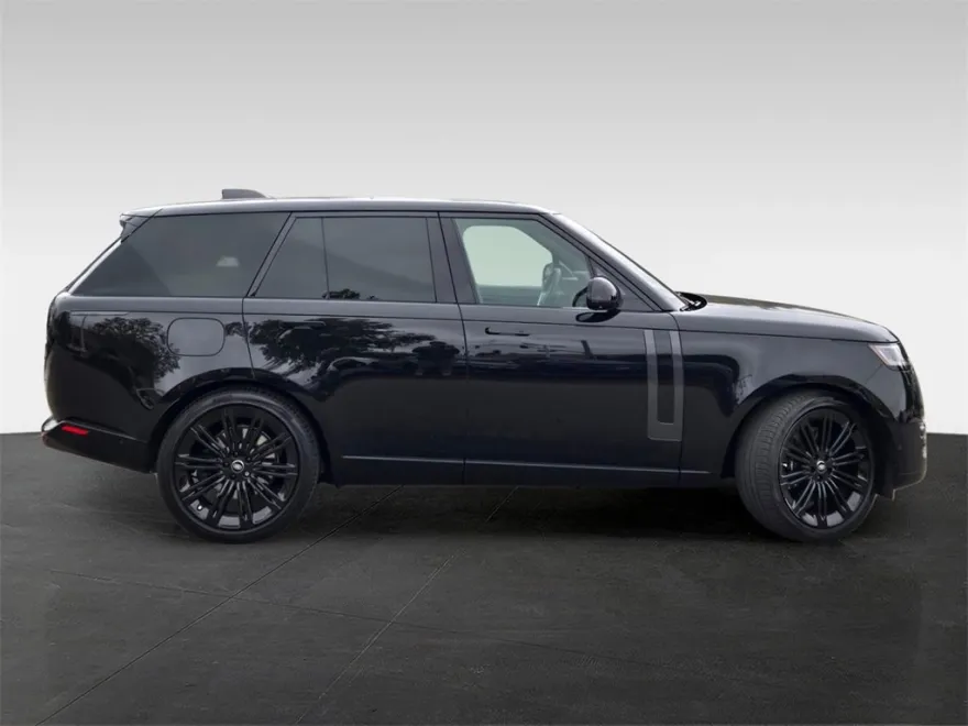 2023 Land Rover Range Rover SE photo 1