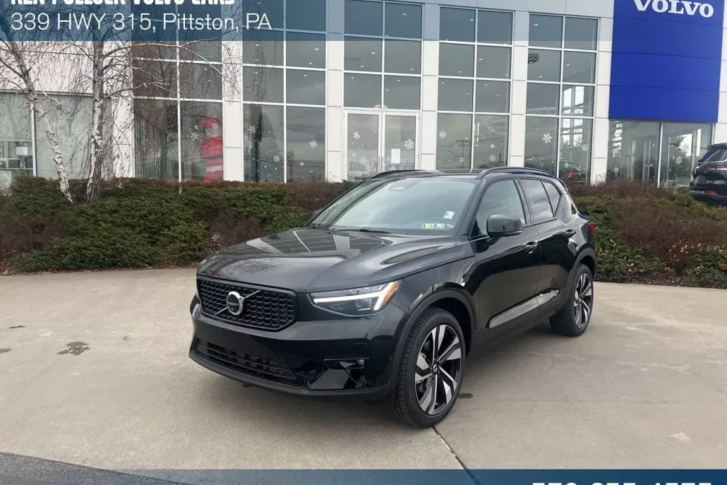 2025 Volvo XC40 photo 1