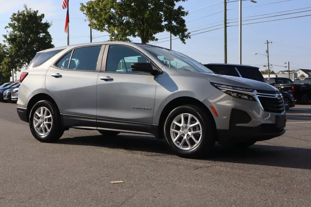2023 Chevrolet Equinox LS photo 1