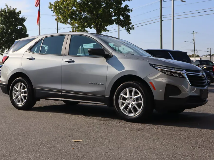 2023 Chevrolet Equinox LS photo 1