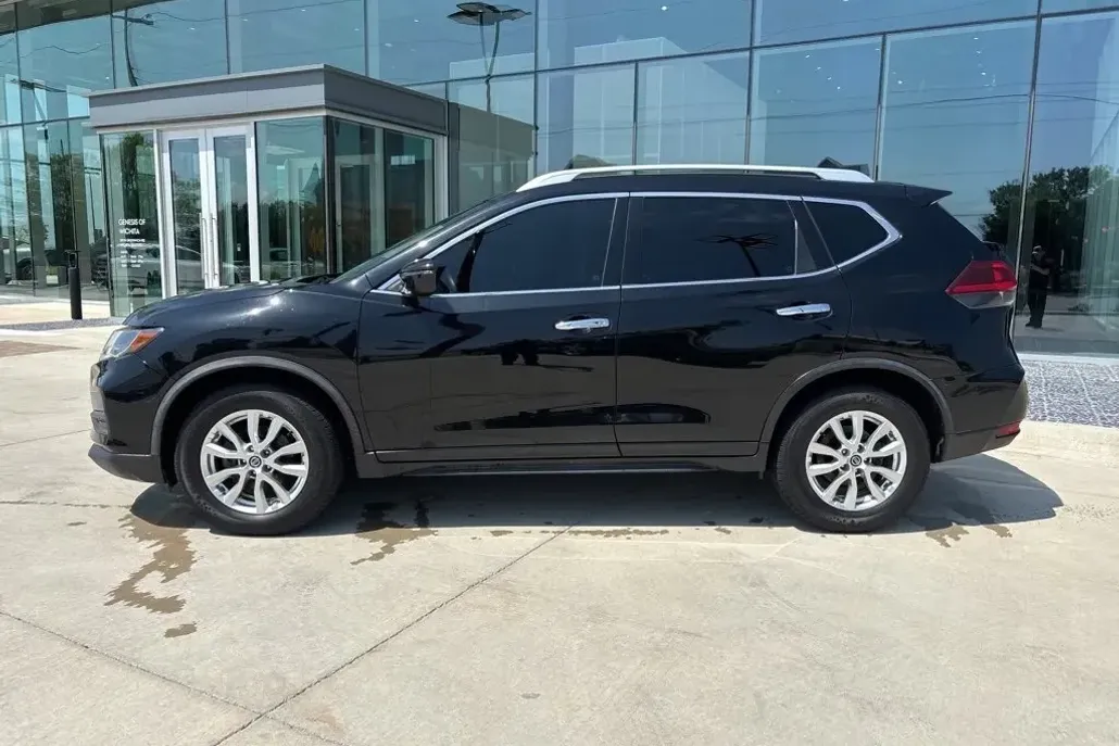 2020 Nissan Rogue SV photo 1