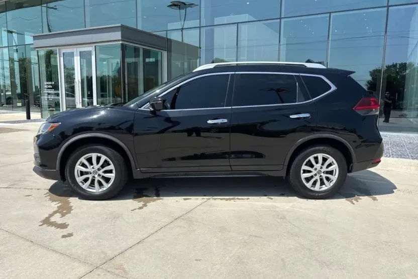 2020 Nissan Rogue SV photo 1