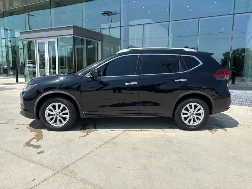 2020 Nissan Rogue SV photo 1