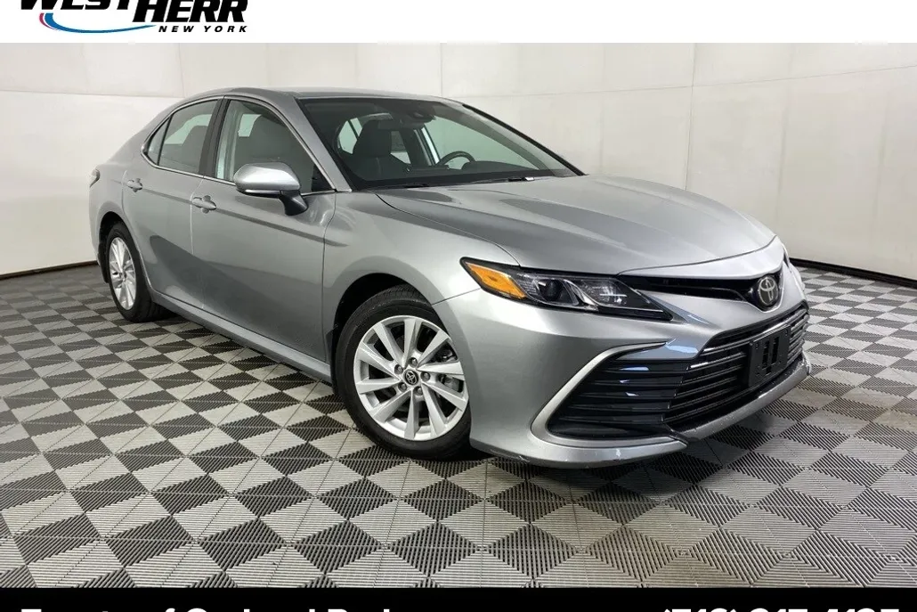 2022 Toyota Camry LE photo 1