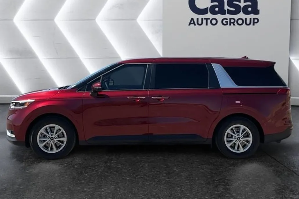 2024 Kia Carnival LX photo 1
