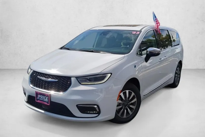 2023 Chrysler Pacifica Hybrid Limited photo 1