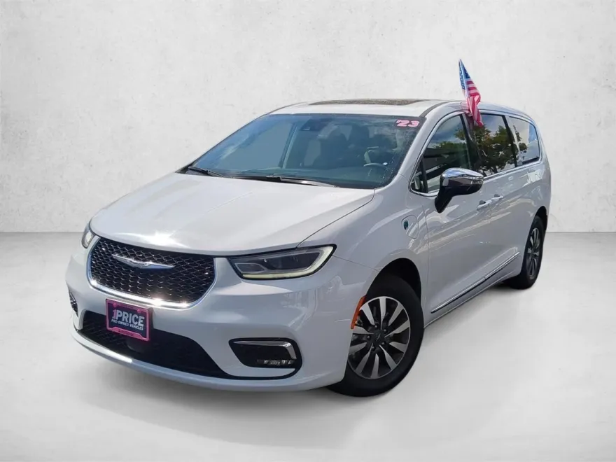 2023 Chrysler Pacifica Hybrid Limited photo 1