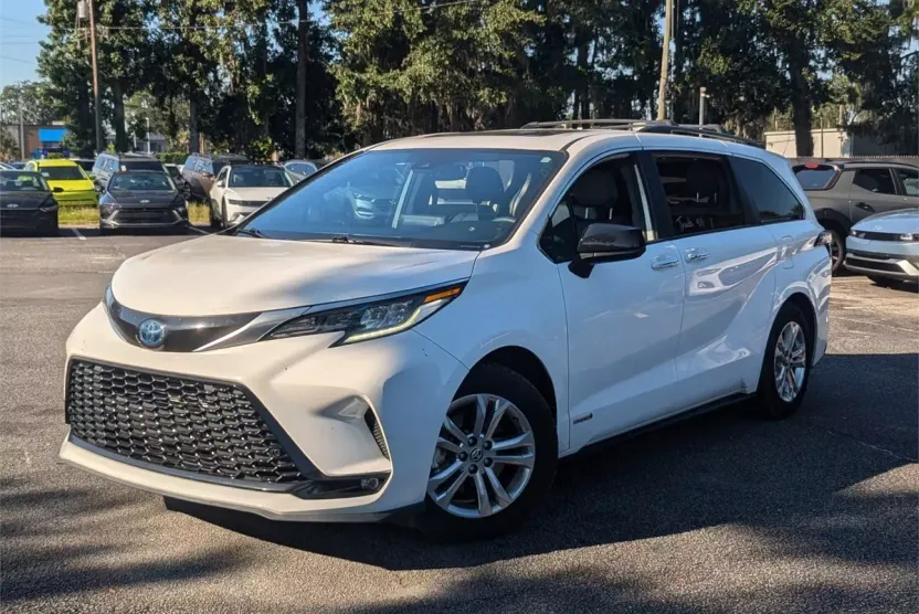 2021 Toyota Sienna XSE photo 1