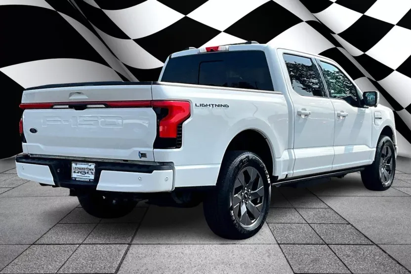 2023 Ford F-150 Lightning Lariat photo 1