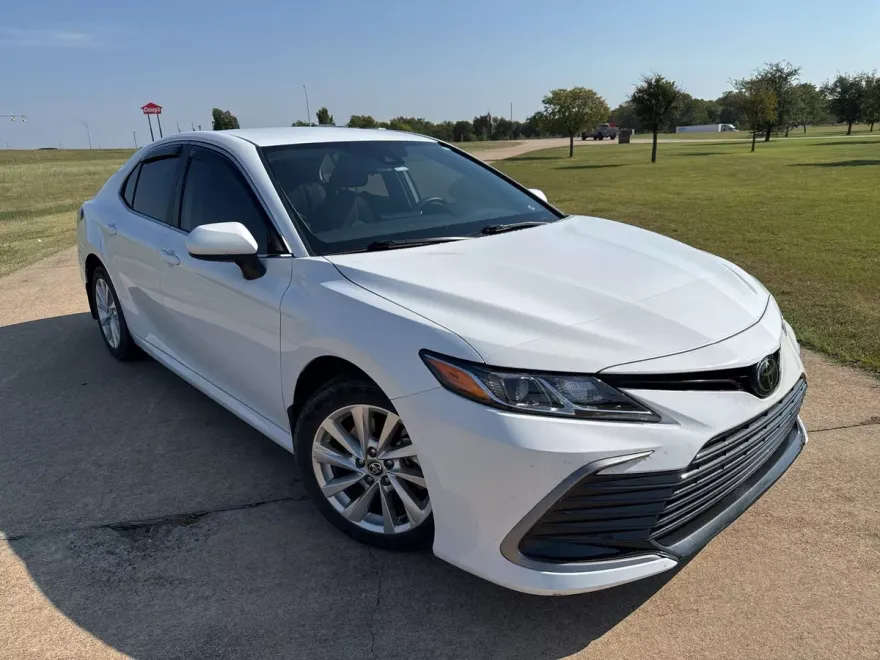 2023 Toyota Camry LE photo 1