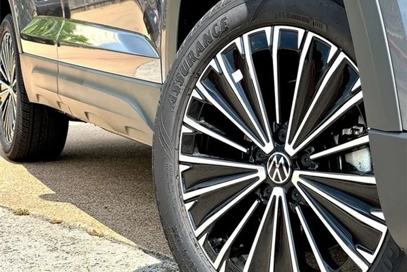 2025 Volkswagen Taos SE photo 1